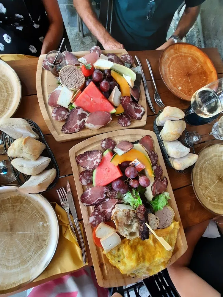 Plateau de Charcuterie Corse Avec Omelette Au Brocciu
